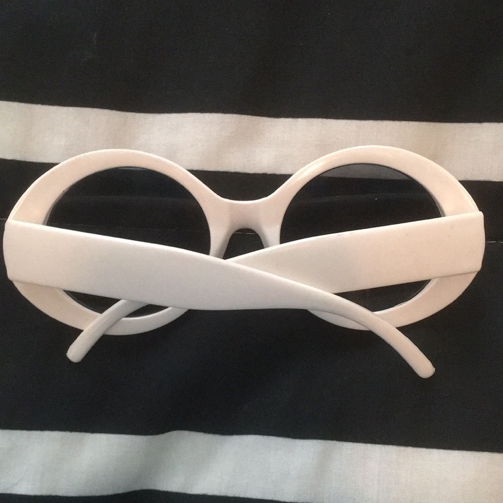 White glasses - Picture 2 of 3